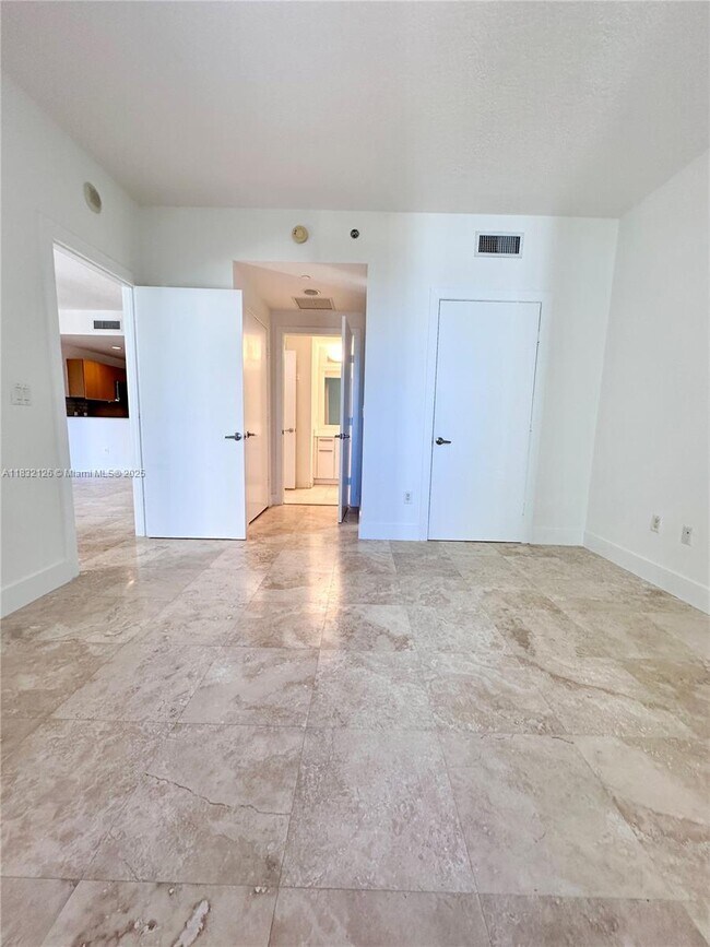 Building Photo - 1060 Brickell Ave
