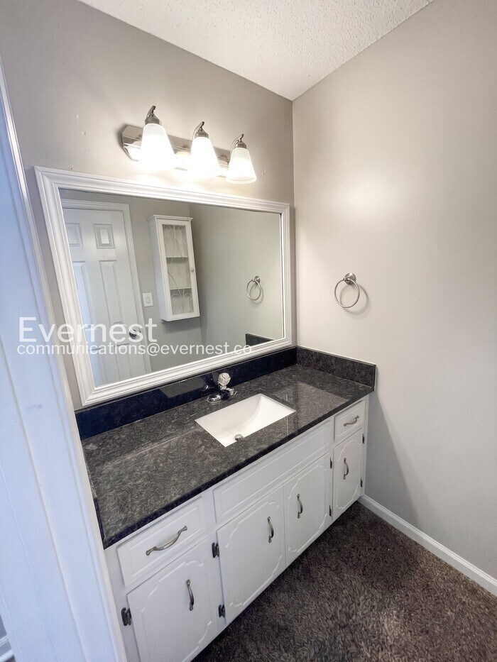 Building Photo - 1035 Summerhaven Rd