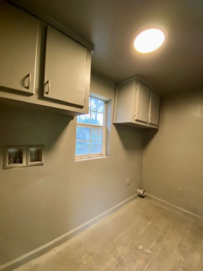 Building Photo - Renovated 3 Bedroom 1 Bath Home in Bossier...