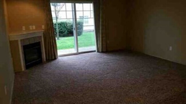 Building Photo - Charming 2-Bedroom Ground-Level Home in Qu...