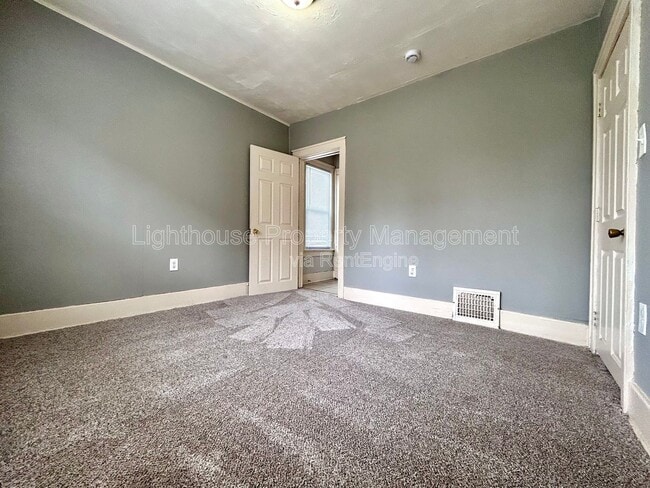 Building Photo - 39 Iona Ave