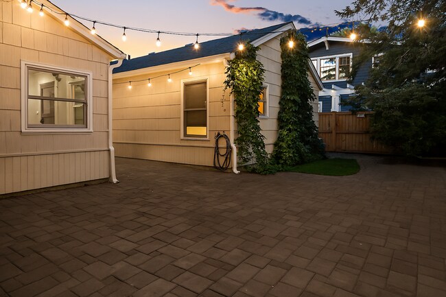 Building Photo - Charming Downtown Home!