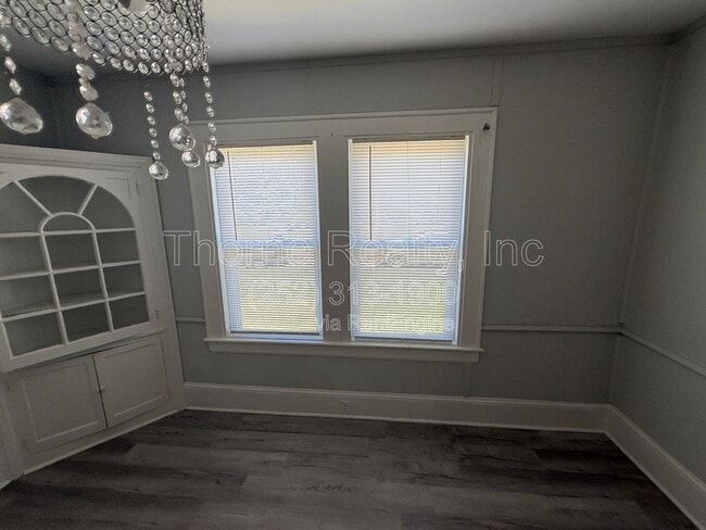 Building Photo - 821 Marigold St