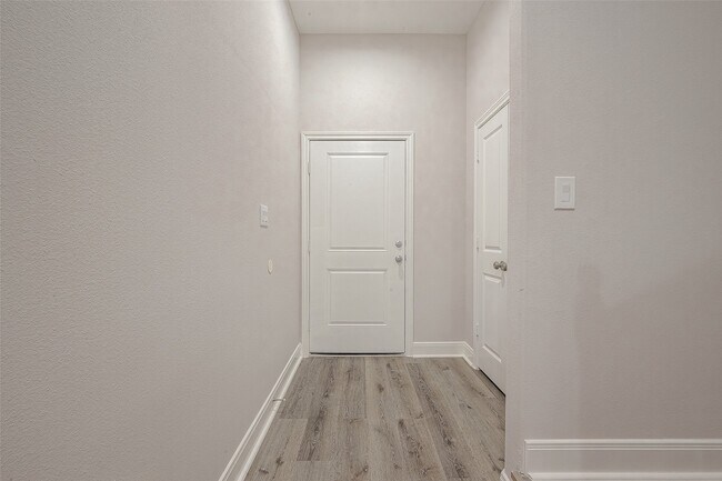 Building Photo - 2527 S Washington Ave