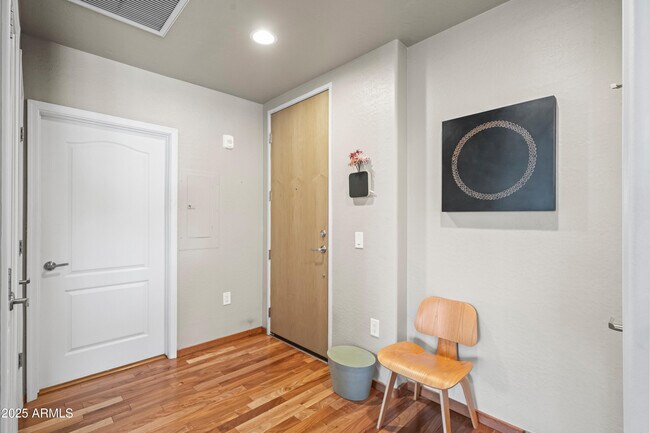 Building Photo - 17 W Vernon Ave