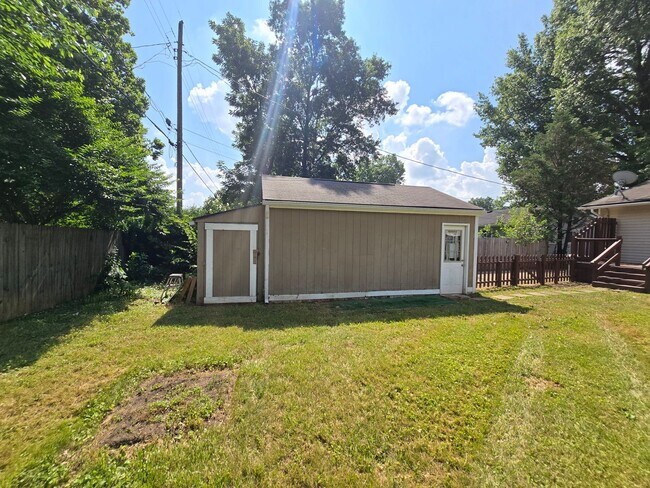 Building Photo - YOU CAN STOP YOUR SEARCH! Jeffersontown / Jtown Rental with 3 Bedrooms, 1 Full Baths, Ranch, 1 Ca...