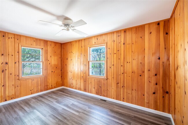 Building Photo - 315 Lake Dr