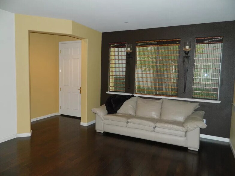 Building Photo - 1203 Ferry Cir