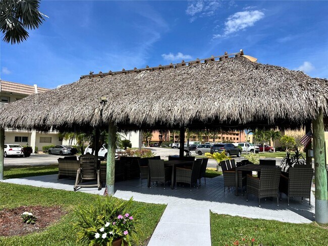 Building Photo - 6550 Royal Palm Blvd