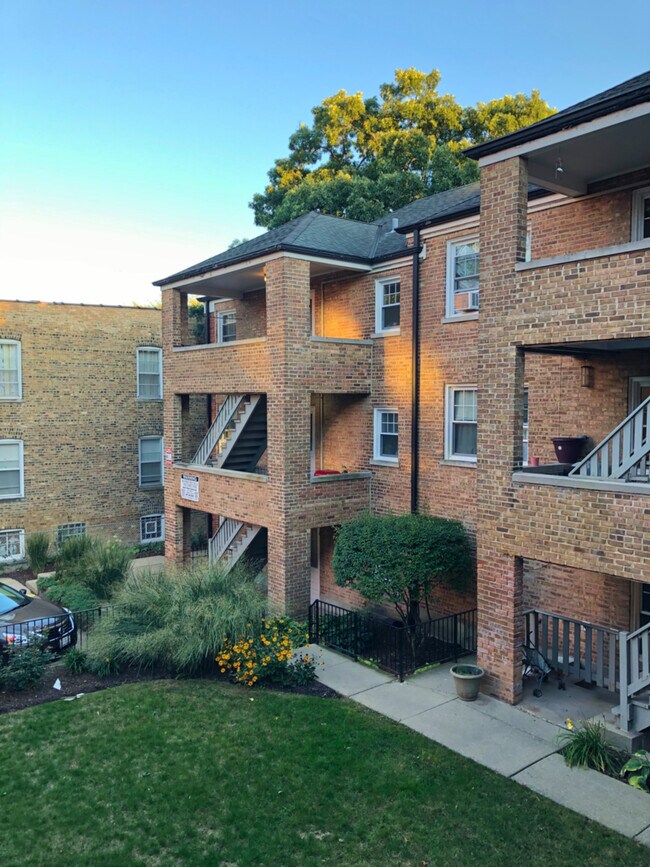 Building Photo - 837 Mulford-2