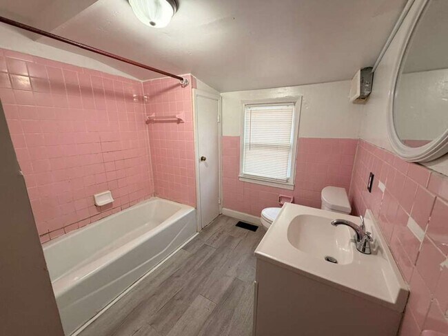 Building Photo - AVAILABLE NOW! Move-In Special Available – Free First Month’s Rent!