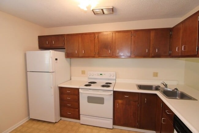 Building Photo - 1220 Village Rd