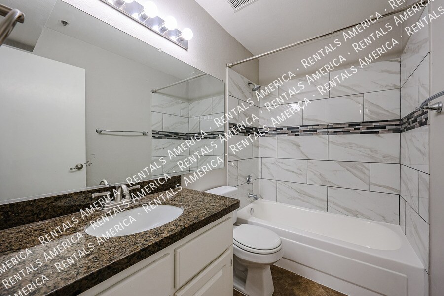 Building Photo - 2025 E Campbell Ave