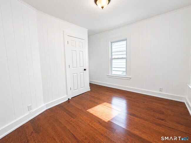 Building Photo - 407 Shelton Ave