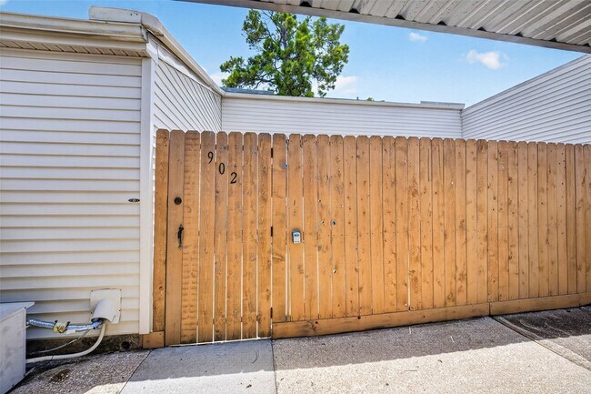 Building Photo - 6401 Deihl Rd