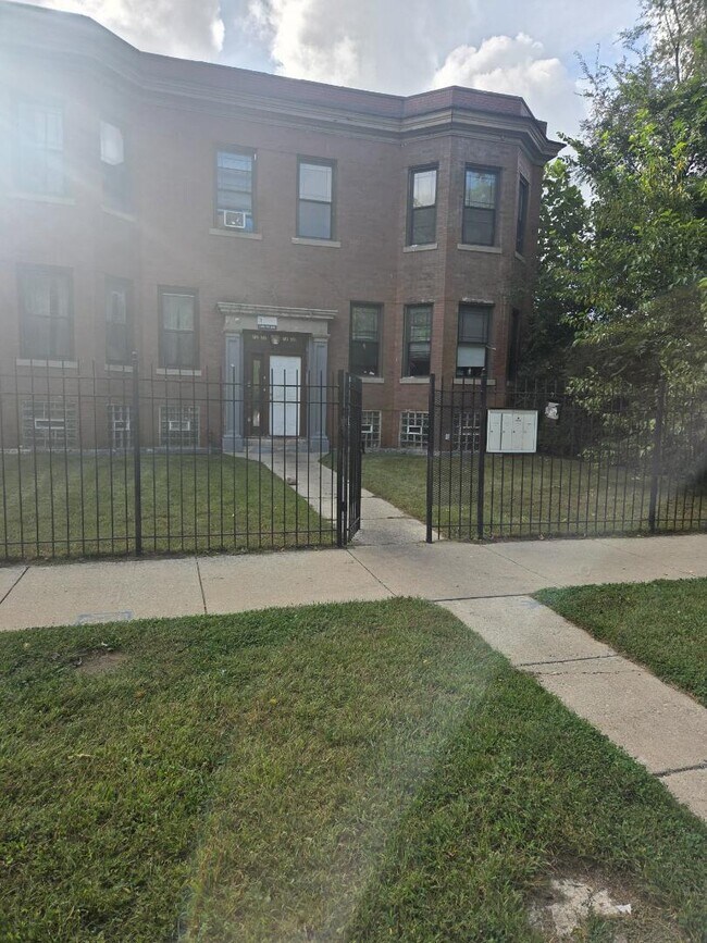 Building Photo - 7252 S Lowe Ave