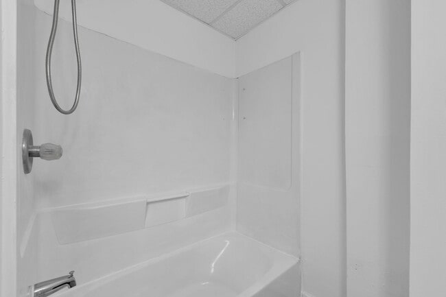 Building Photo - Spacious 5-Bed Renovated Home with Modern ...