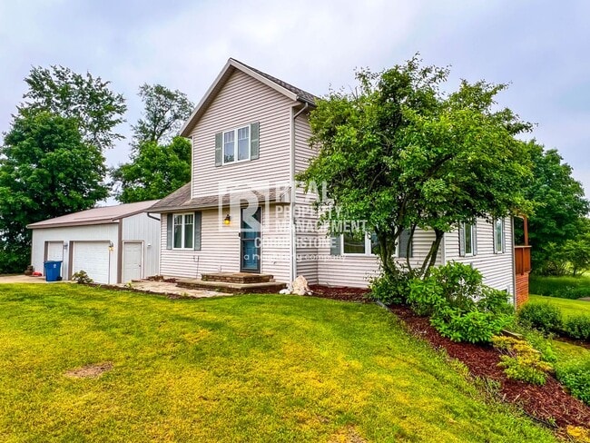 Building Photo - Spacious Country Home with Huge Yard and A...