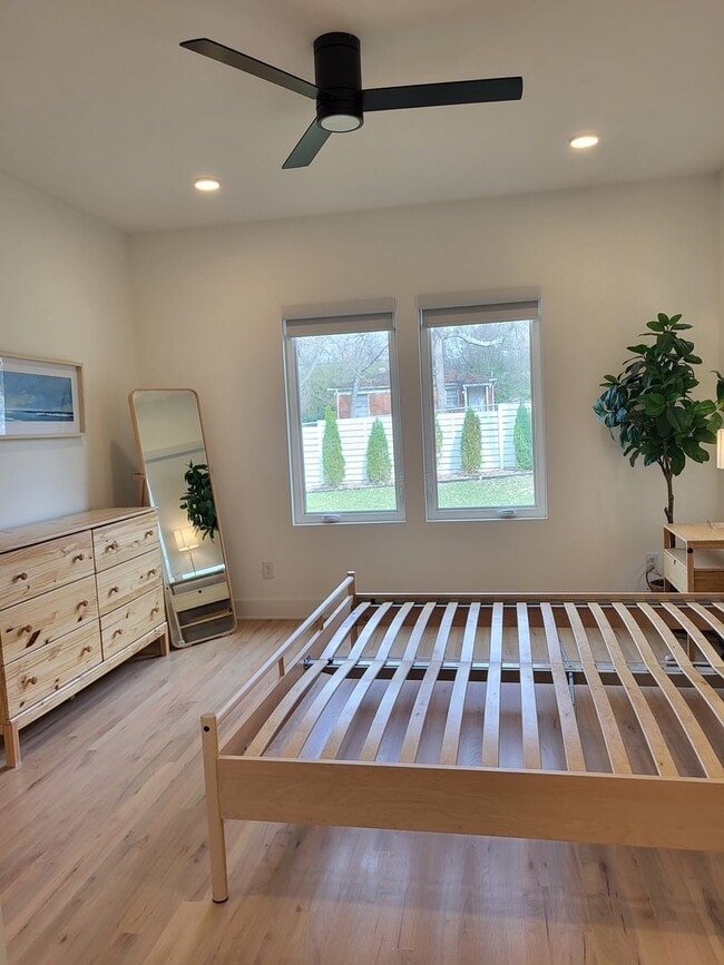 Building Photo - Furnished home in Lincoln Heights