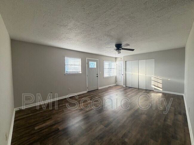 Building Photo - 8810 Great Family Trl