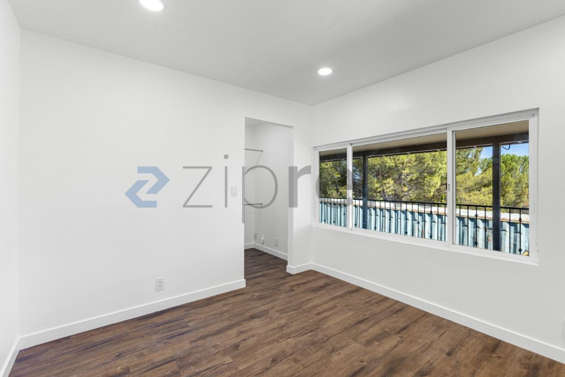 Building Photo - Unit