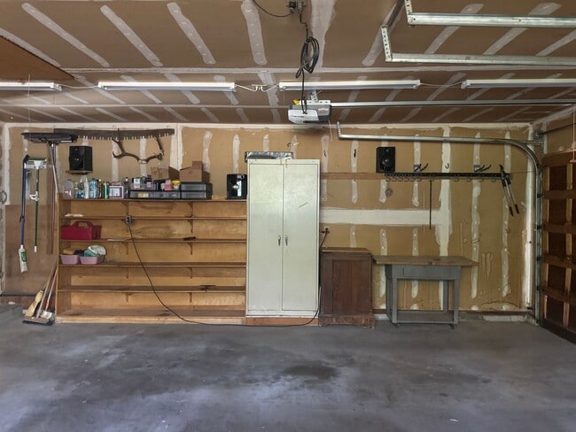Building Photo - 3 bed 2 bath house with attached garage an...