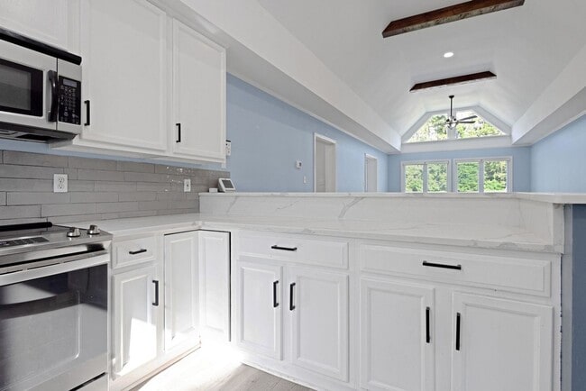 Building Photo - Spacious 5BR House on 2 acres in Chapin!