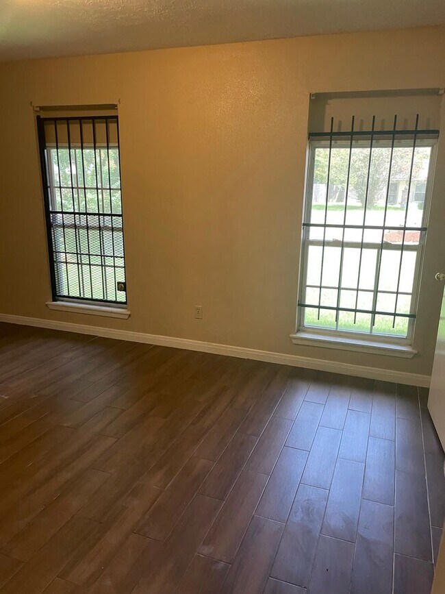 Building Photo - 3 bedroom / 2bath home in Southwest Houston.