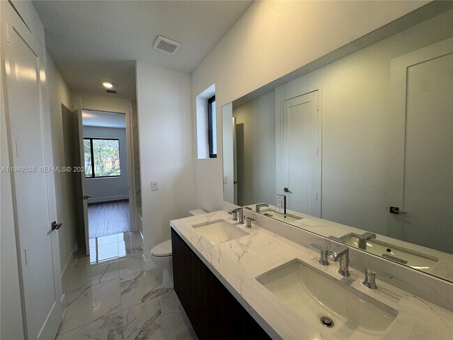 Building Photo - 19670 NE 14th Ct