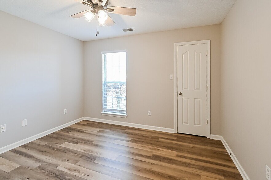 Building Photo - 703 Timber Creek S