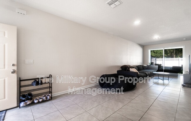 Building Photo - 425 Running Wds St