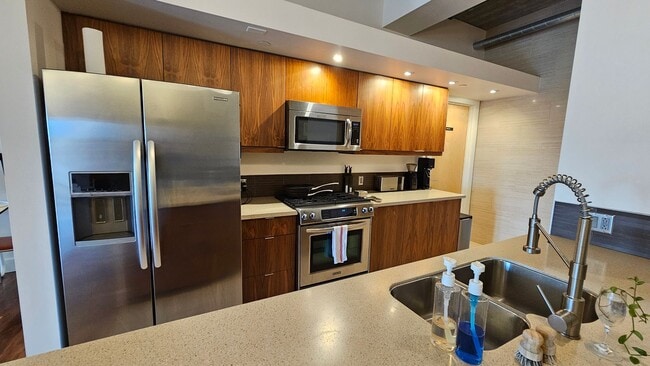 Building Photo - Incredible Top-Floor 1BR with Skyline View...