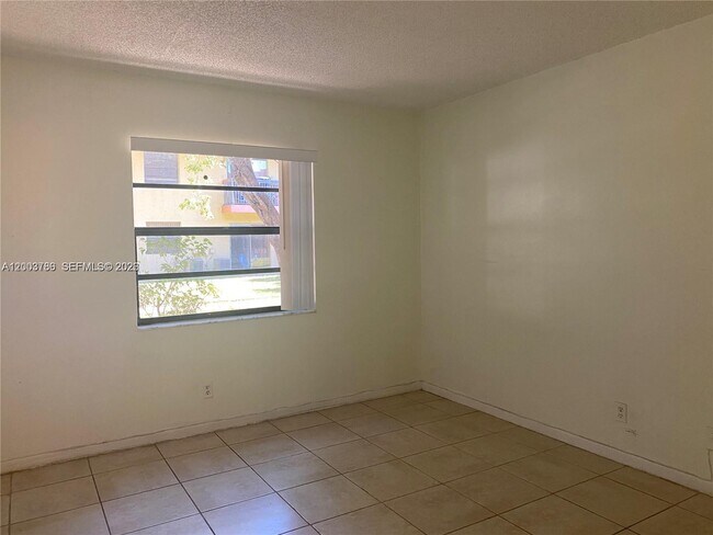 Building Photo - 4033 Lakeside Dr