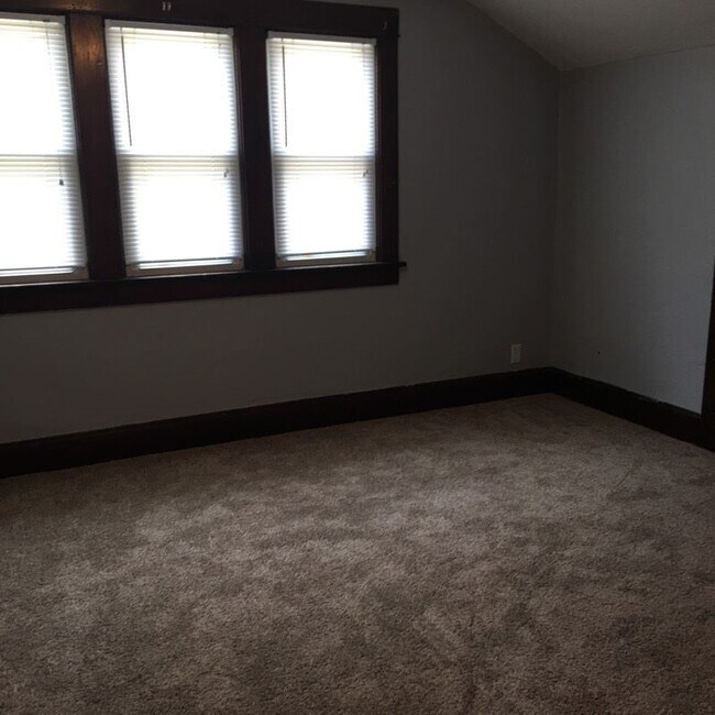 Building Photo - 4 Bedroom/2.5 bath home