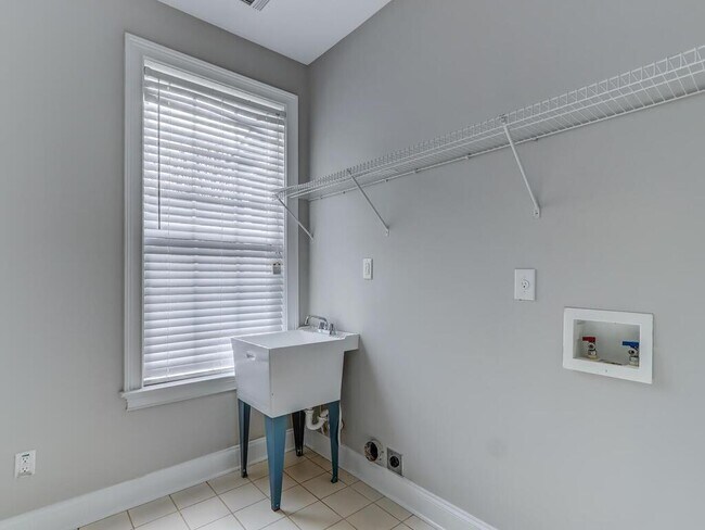 Building Photo - 3196 Montauk Hill Dr