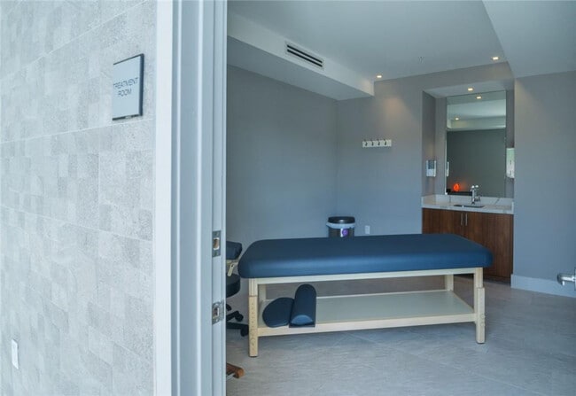 Building Photo - 1180 N Federal Hwy