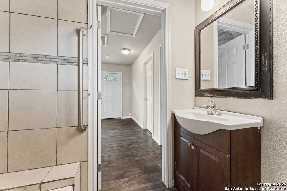 Building Photo - 315 Pool Dr