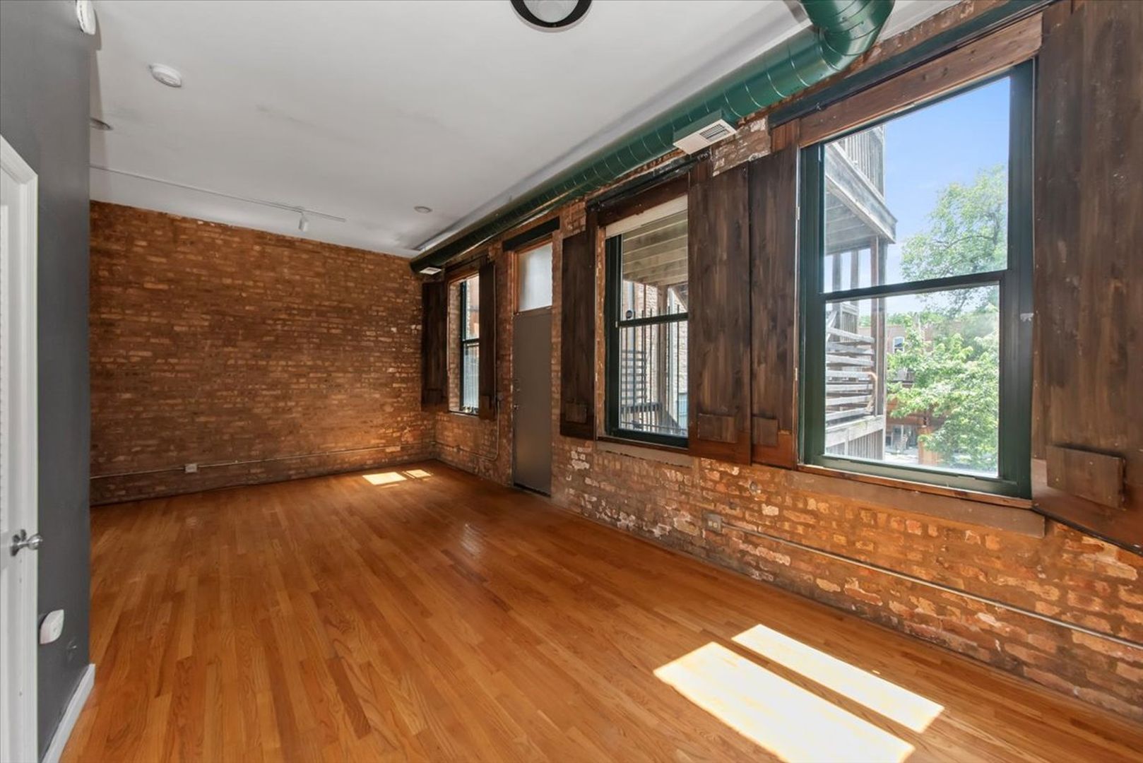 Building Photo - 1470 N Milwaukee Ave