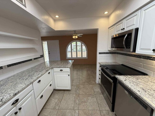 Building Photo - 5204 N Tigua Dr