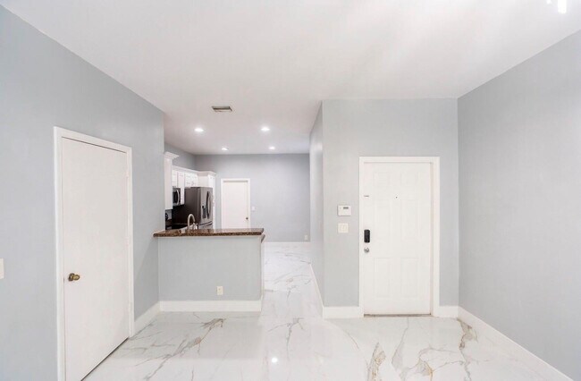 Building Photo - 1928 Madeira Dr