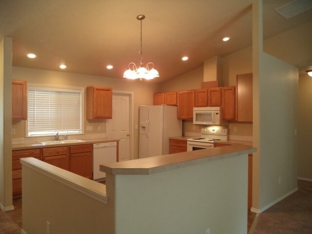 Building Photo - 814 W Oakmont Avenue