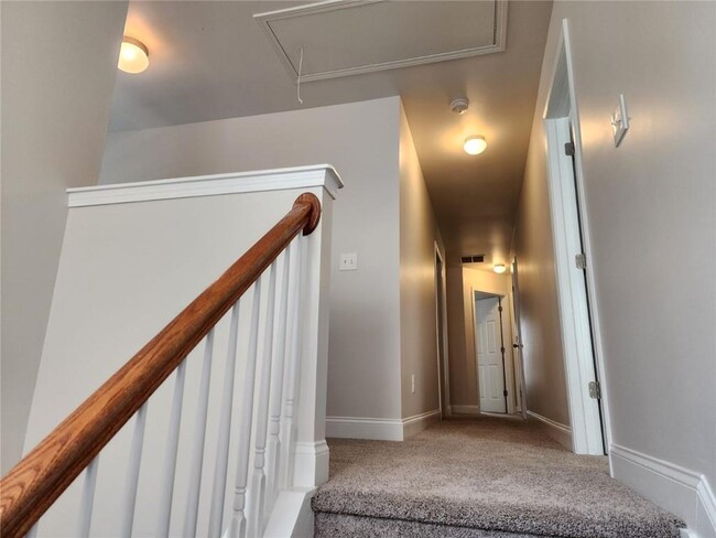 Building Photo - 465 Roland Manor Dr