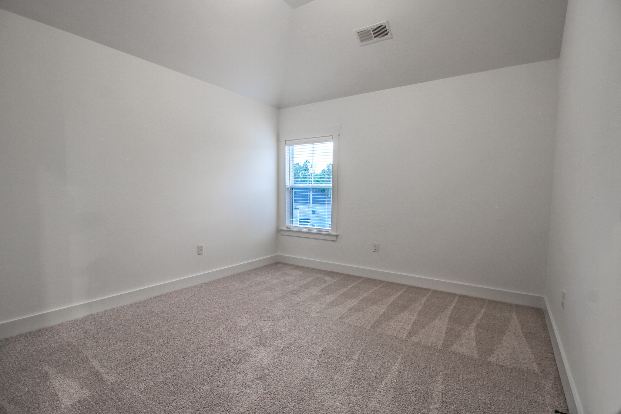 Building Photo - 2036 Warbler Dr