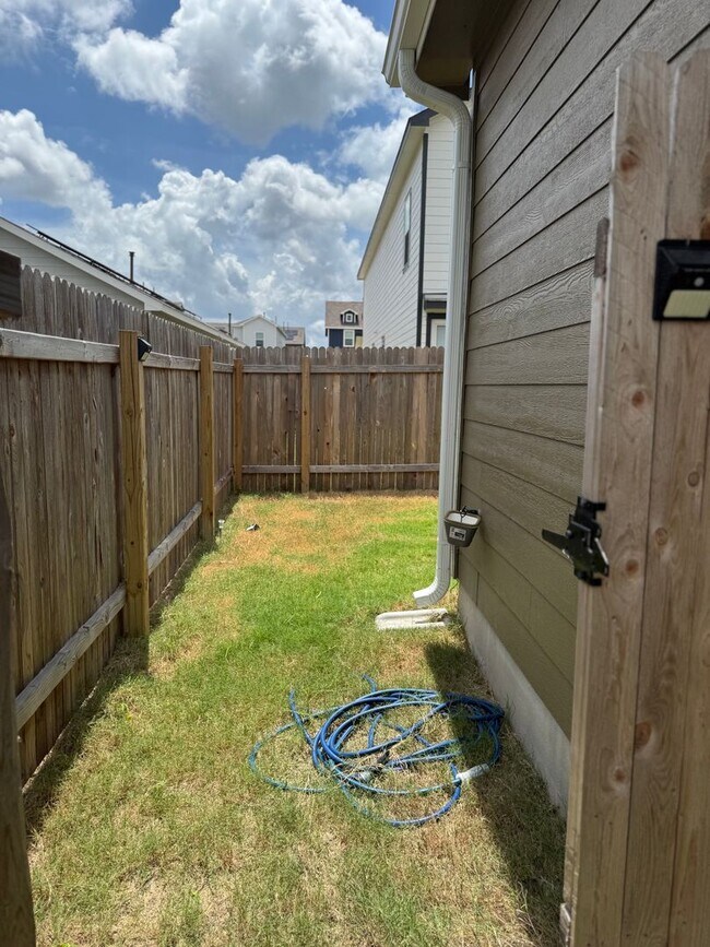 Building Photo - 3 Bed 2 Bath 2 Car Garage Home in Maxwell ...