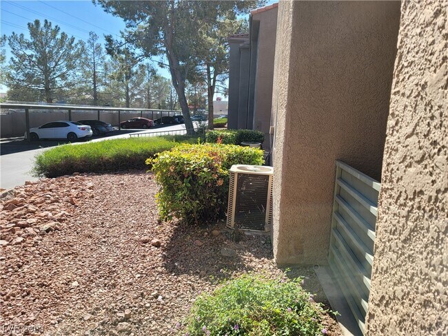 Building Photo - 2121 Blue Breeze Dr