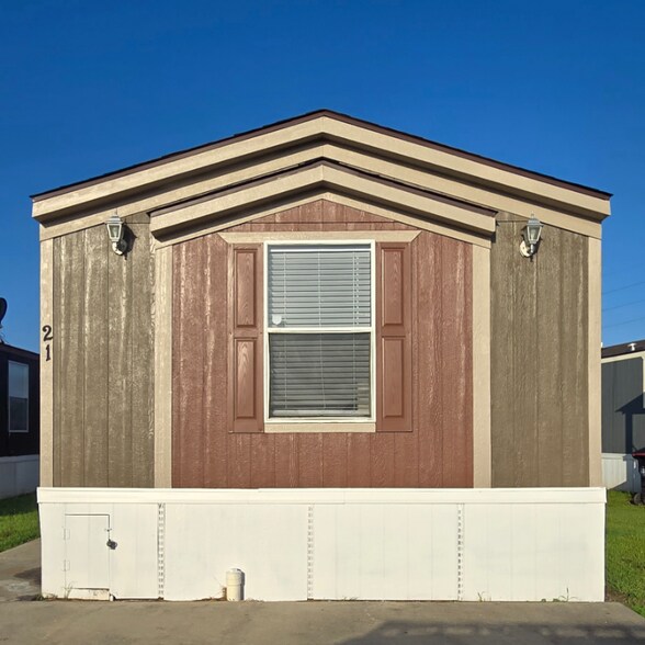 Primary Photo - 1120 N Vista Dr