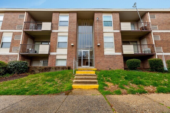 Building Photo - Looking for a 2 bedroom (1 bed w Den/additional small bedroom)