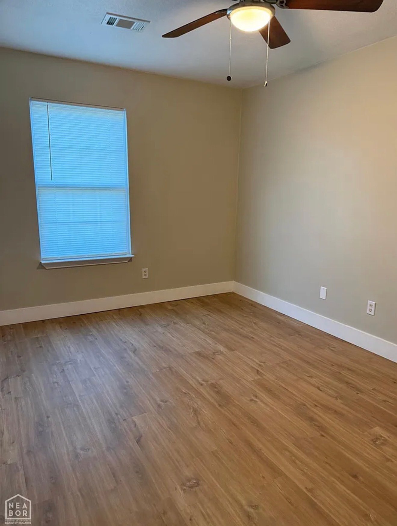 Building Photo - 326 Robinson St