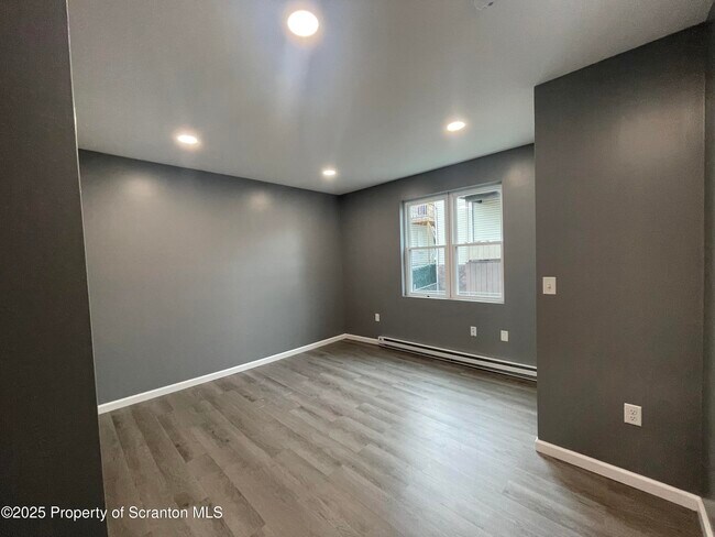 Building Photo - 305 Willow St