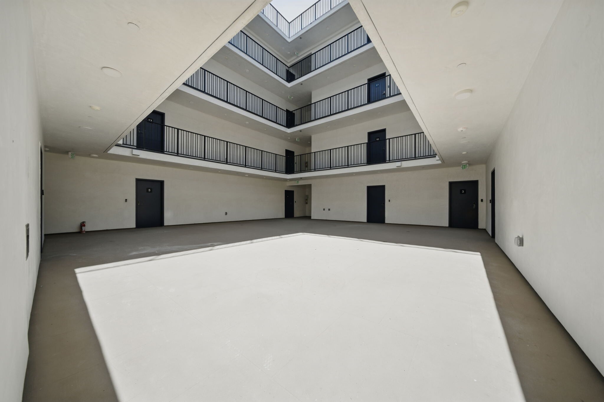 Building Photo - 212 N Mariposa Ave